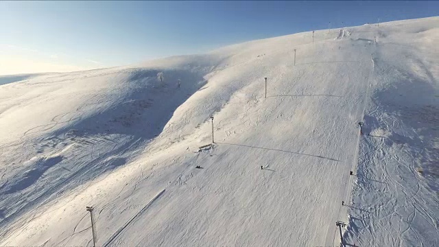 滑雪场和跑步滑雪缆车。视频素材