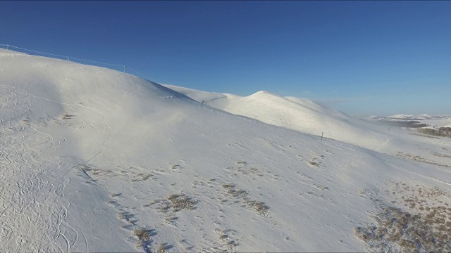 飞越高山滑雪胜地的斜坡。视频下载