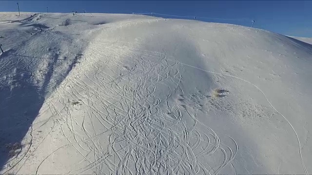 飞越高山滑雪胜地的斜坡。视频素材