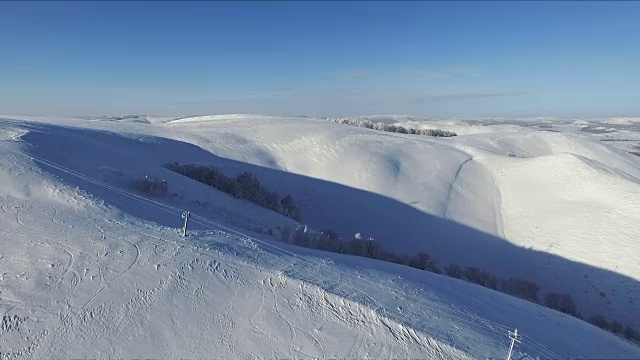 飞到滑雪缆车的顶端。视频素材