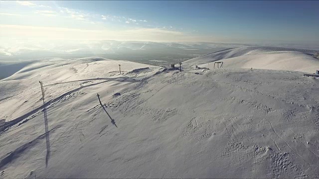 飞到滑雪缆车的顶端。视频下载