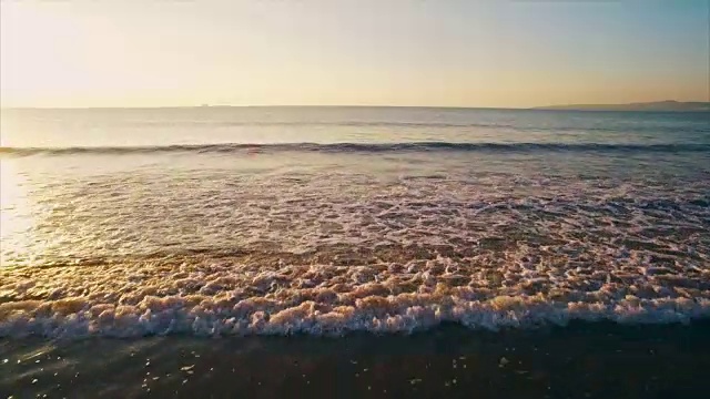 田园诗般的视频涟漪的海景在日落视频素材