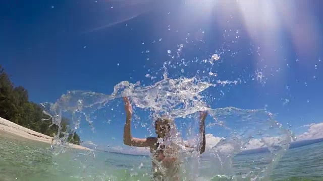 年轻女孩在海里溅水视频素材