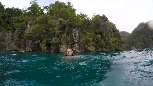 女人在海里泼水视频素材