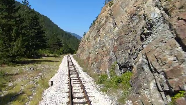 乘坐窄轨铁路旅行视频素材