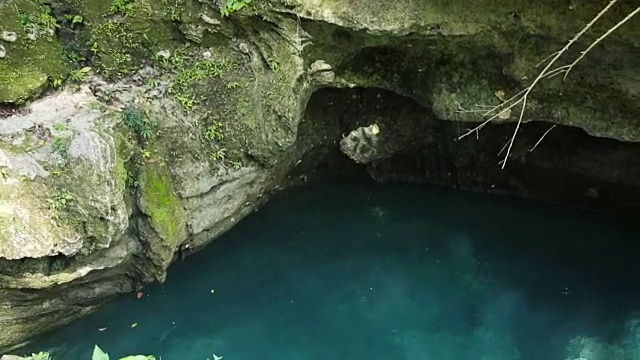 峡谷中的一条河视频素材