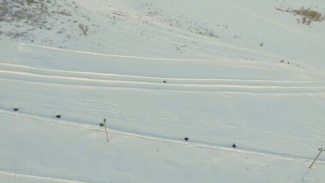 飞向雪道。视频素材