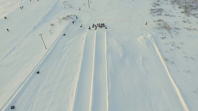 飞行在雪道上方。视频素材