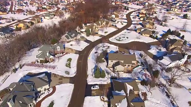 富庶的街坊在冬雪中，空中立交桥视频素材