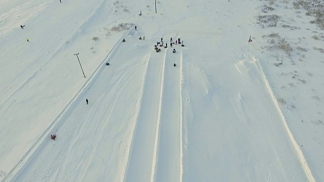 飞行在雪道上方。视频素材