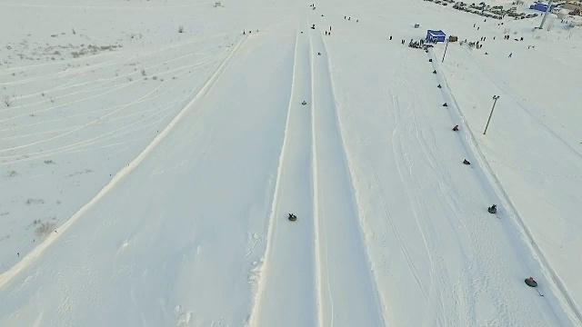 飞行在雪道上方。视频素材