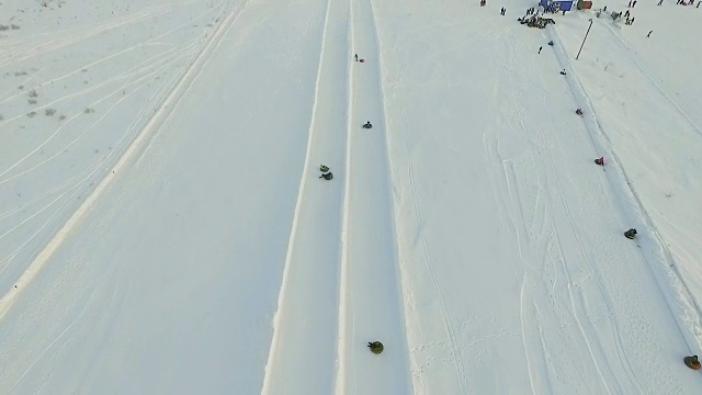 飞行在雪道上方。视频素材