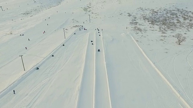 飞行在雪道上方。视频下载