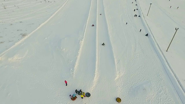 飞行在雪道上方。视频下载