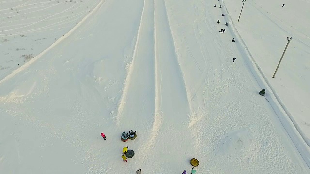 飞行在雪道上方。视频素材