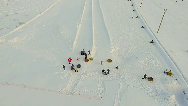 飞行在雪道上方。视频素材