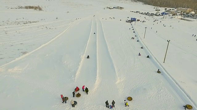 飞行在雪道上方。视频素材