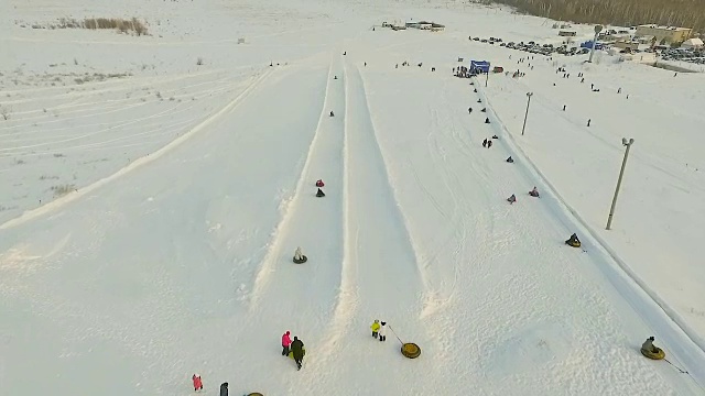 飞行在雪道上方。视频素材