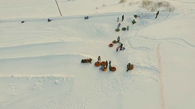 飞行在雪道上方。视频素材