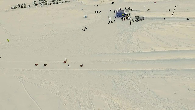 飞行在雪道上方。视频素材