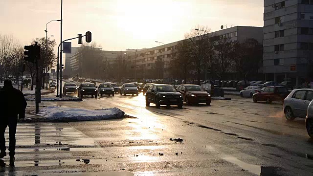 城市场景。汽车和公共汽车经过视频素材