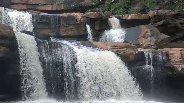 泰国森林深处的瀑布(坎苏帕瀑布)视频素材