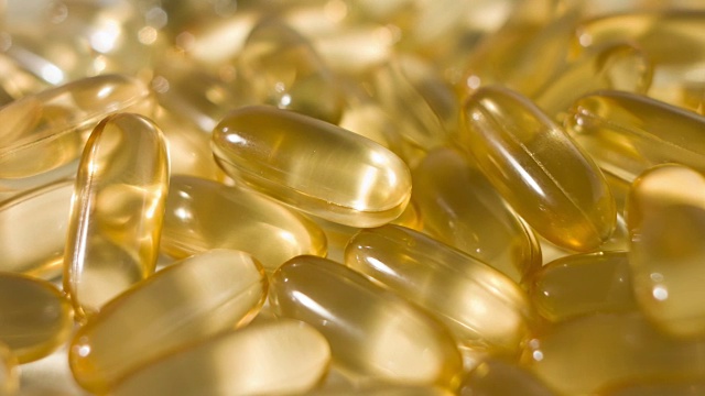 Omega - 3维生素D鱼肝油补充丸视频素材