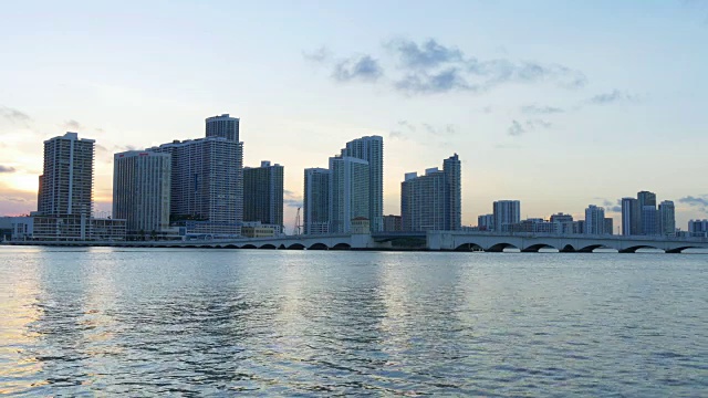 美国夏季日落天空迈阿密市中心大桥全景4k视频素材