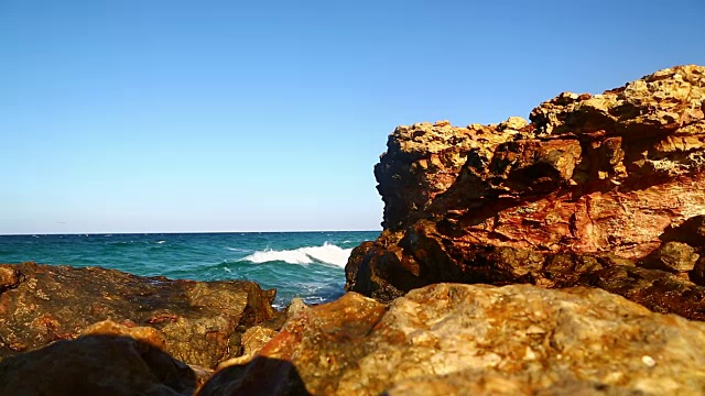 在阿曼海滩泡沫和海岸海滩泡沫视频素材