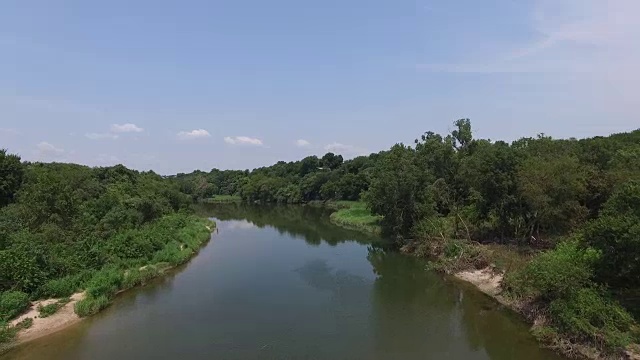 沿着河岸的河流鸟瞰图-科罗拉多河野生动物保护区，奥斯汀，德克萨斯，美国视频下载