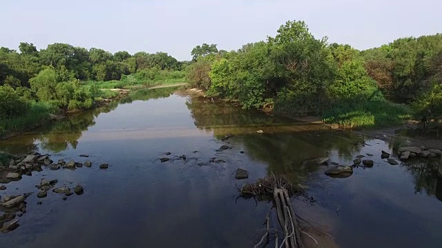 沿着河岸的河流鸟瞰图-科罗拉多河野生动物保护区，奥斯汀，德克萨斯，美国视频下载