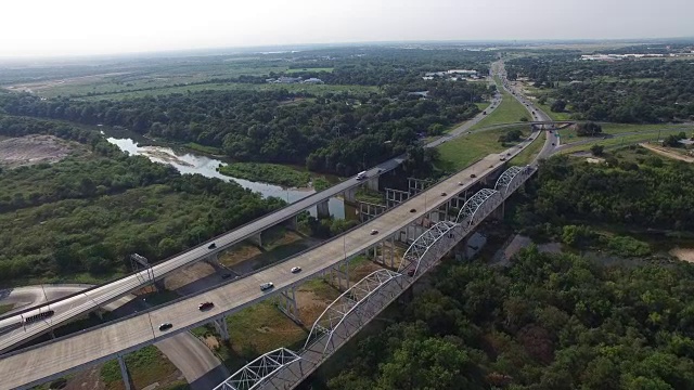 公路和立交桥鸟瞰图与汽车和卡车-蒙托波利斯桥，奥斯汀，得克萨斯州，美国视频下载