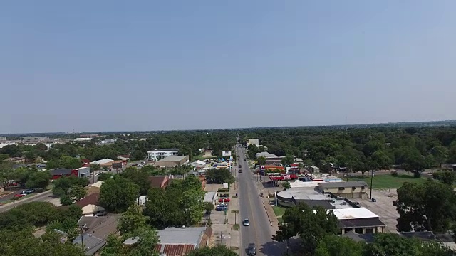 E. Cesar Chavez St，街车交通鸟瞰图-奥斯汀，德克萨斯州，美国视频下载