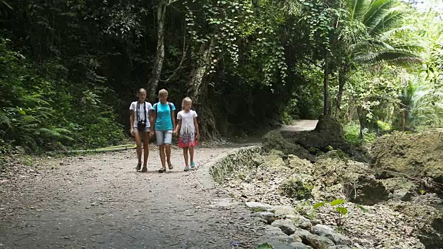 一家人在热带雨林的人行道上散步视频素材