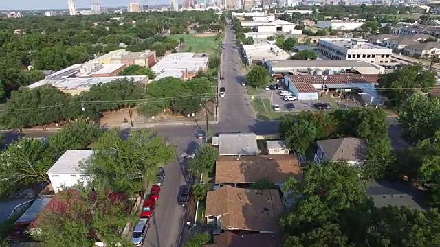 住宅区的鸟瞰图，周围有许多绿色植物和建筑在背景-奥斯汀，德克萨斯州，美国视频下载