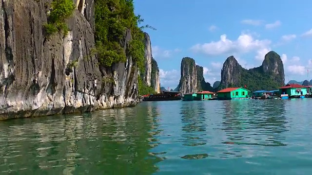 下龙湾的浮动渔村视频素材