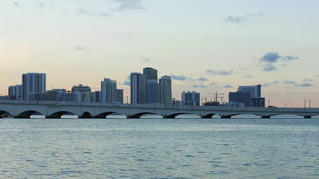 美国夏季日落迈阿密市中心桥水全景4k视频素材