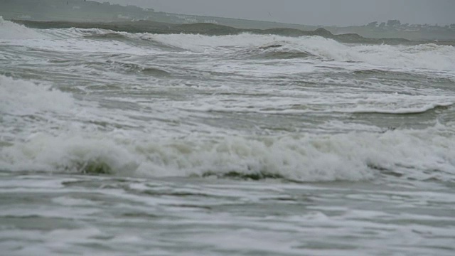 风暴的波浪冲击着海岸视频素材