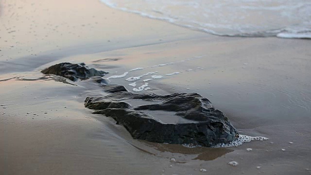 早晨海浪拍打着海岸岩石视频素材