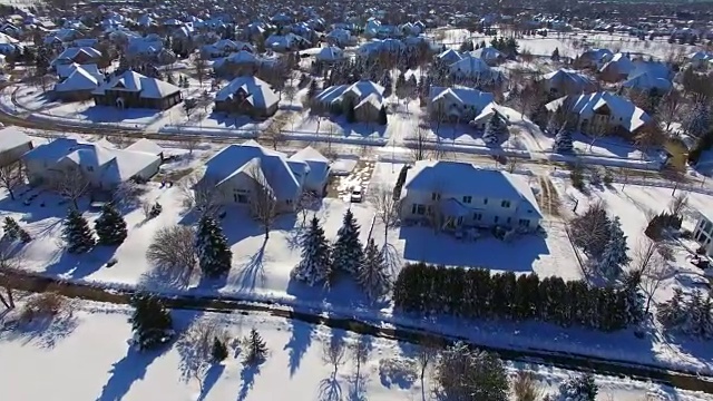 上层社区，暴风雪下的房屋视频素材