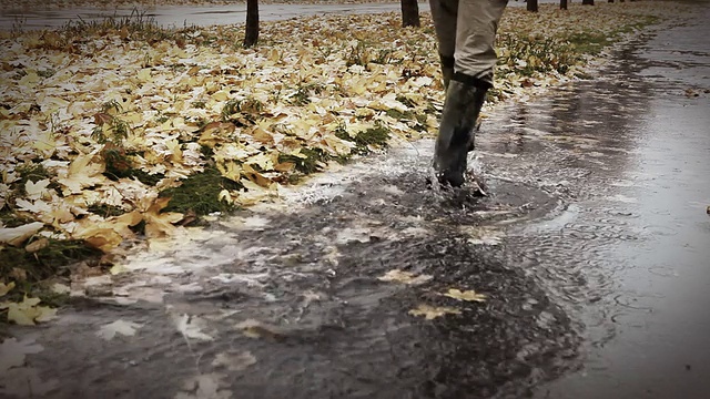 快乐的人在水坑边跳视频素材