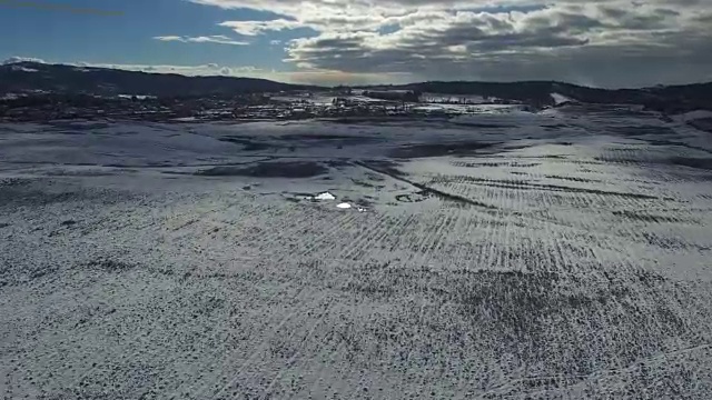 冬天从山村飞到工业区视频素材