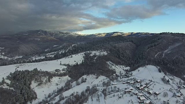 山脉鸟瞰图，冬季景色视频素材