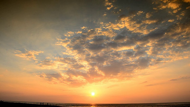 海滩上的日落和美丽的天空视频素材