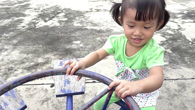 一个亚洲小女孩在操场上，慢镜头视频素材