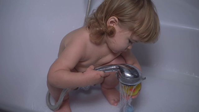 可爱的小鸭子宝宝在洗澡视频下载