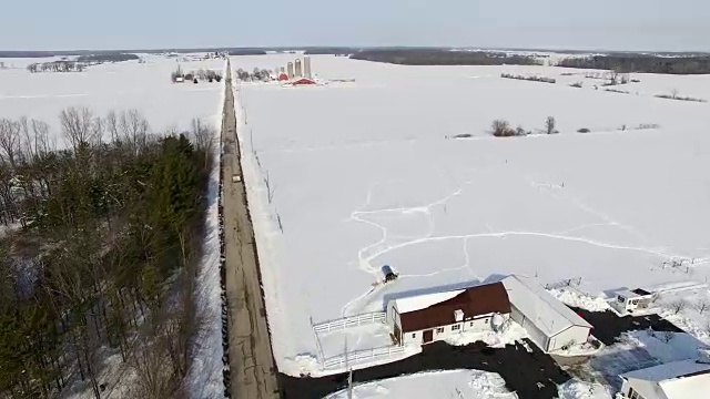 立交桥，中西部农村的家庭和农场在厚厚的冬季雪下视频素材