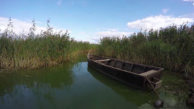 芦苇间的小船，时光流逝视频素材