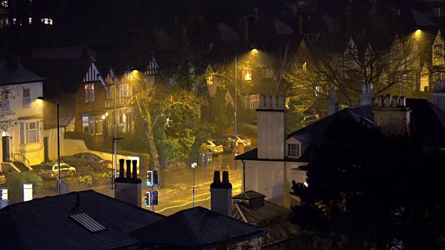 暴风雨的夜晚，英国城市街道。视频素材