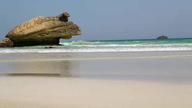 在阿曼海滩泡沫和海岸海滩泡沫视频下载